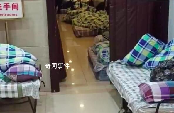 黃山某酒店200元一晚大廳打地鋪 游客太多不下山?jīng)]地方住