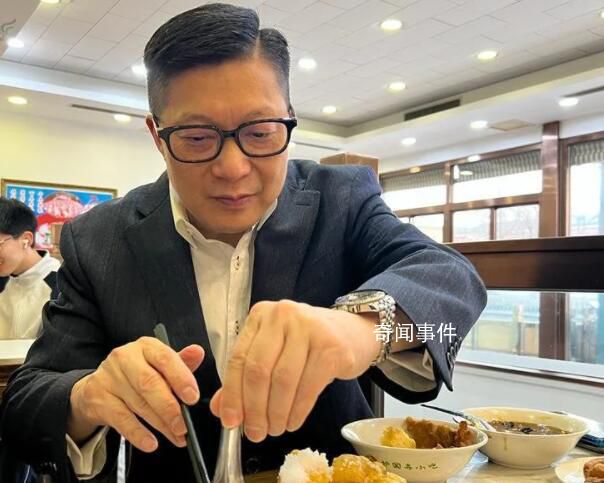鄧炳強(qiáng)在北京品嘗豆汁 連說“唔錯(cuò)”