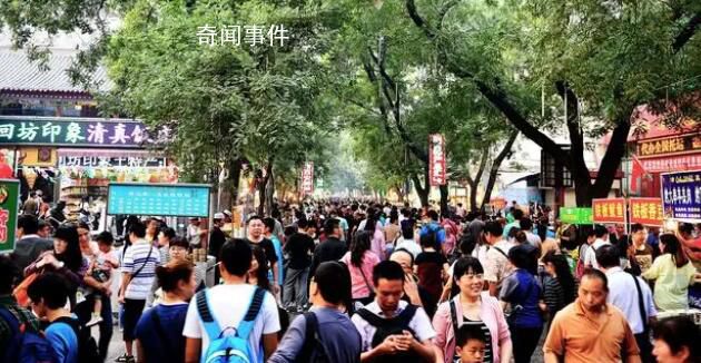 高鐵坐出地鐵既視感 車(chē)廂過(guò)道站滿了旅客
