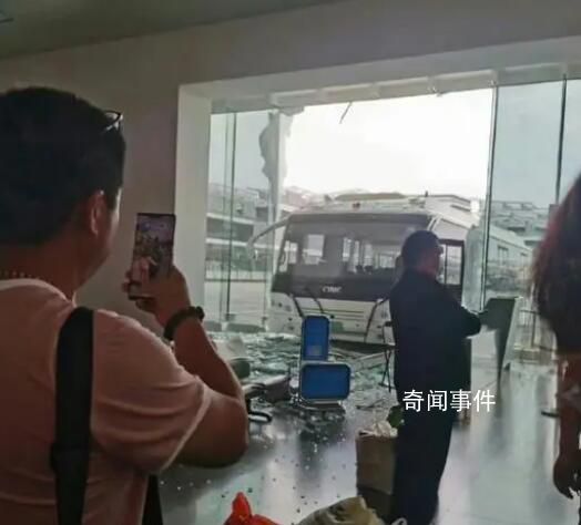 擺渡車撞航站樓系司機沒把好方向盤 事發(fā)原因正在調(diào)查中