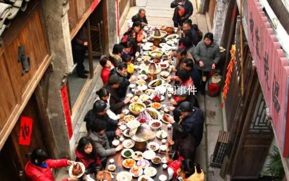 一桌八個(gè)菜僅一葷賣528元 主辦方稱有些人看熱鬧不嫌事大