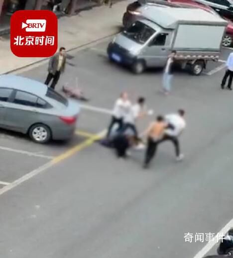 男子拿菜刀瘋狂追砍一男一女被抓獲 現案件正在進一步偵辦中