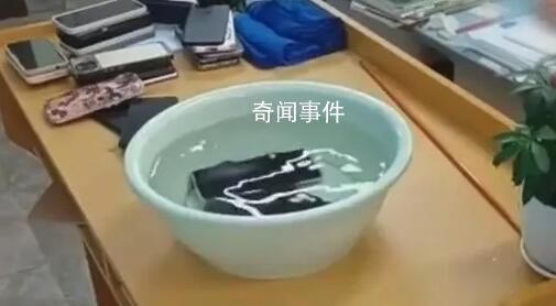 貴陽一學校20余學生手機被泡水處置 引發熱議