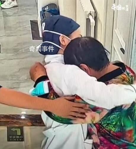 母親見牙醫像已故女兒瞬間落淚 牙醫偷偷訂了一束花送給阿姨安慰她
