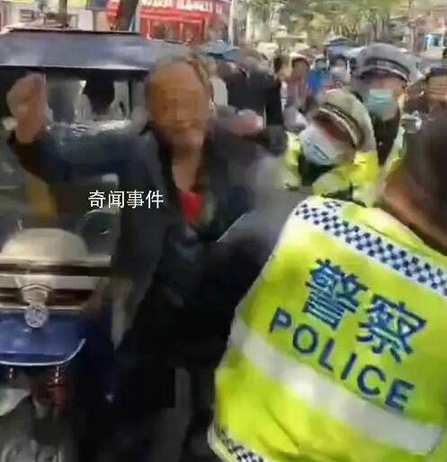 男子與交警爭執(zhí)后進ICU 男子不服重復(fù)處罰與執(zhí)勤交警發(fā)生推搡