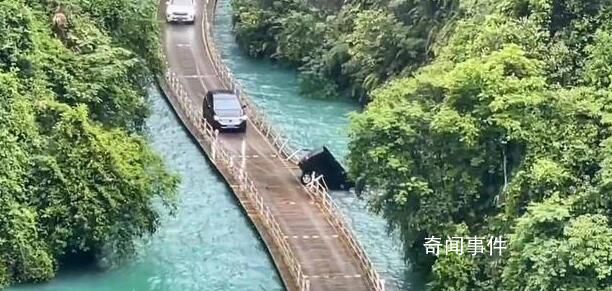 恩施網(wǎng)紅浮橋車(chē)輛墜河 景區(qū)已停業(yè)