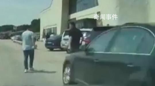 目擊者講述濟南服務區撞人事故 將一個混凝土防護欄撞出一百多米遠