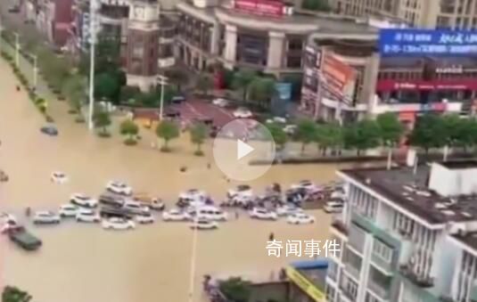 桂林強(qiáng)降雨出現(xiàn)內(nèi)澇:車要浮起來了