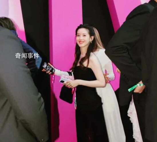 章澤天高調現身戛納晚宴 依然很有少女氣質
