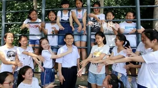 高三學生舉班主任海報拍畢業照 祝福學生高考加油