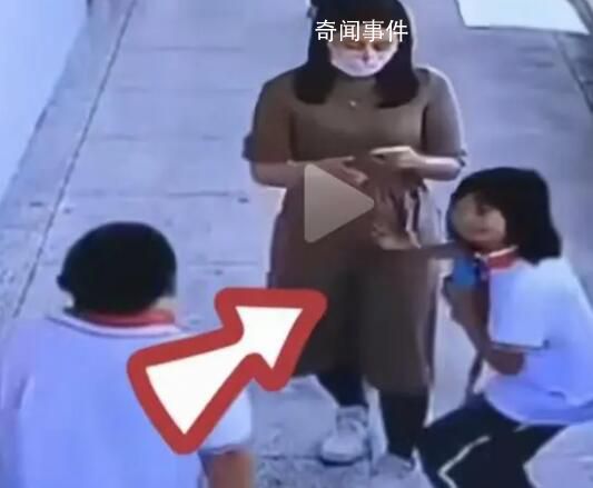 女生玩耍誤碰老師被腳踢揪進教室 網(wǎng)友：教師素養(yǎng)令人擔(dān)憂素質(zhì)堪憂