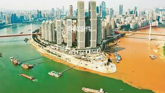 重慶兩江交匯現(xiàn)鴛鴦鍋奇觀 一邊麻辣一邊清湯