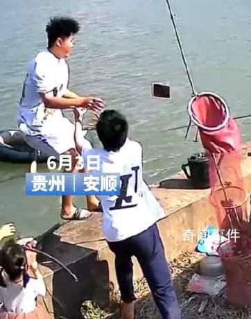 男子掉入魚(yú)塘前緊急扔出手機(jī) 稱(chēng)：我怕手機(jī)掉水里不好找