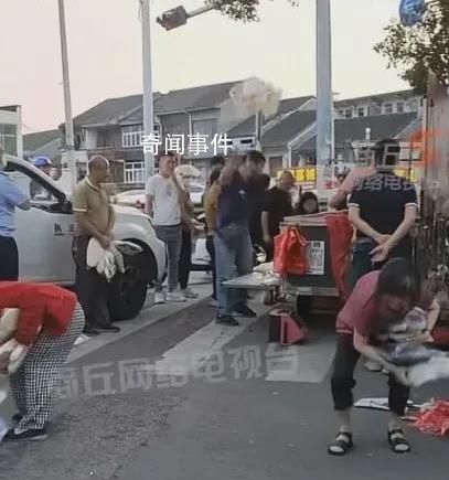 男子擺攤遭勸離把貨物扔地上任人撿 引發(fā)了人們對(duì)社會(huì)底層生活的深思