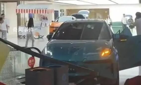 商場內(nèi)展車被男童開動撞上扶梯 事故原因正在調(diào)查中