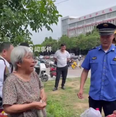 大娘考點擺攤城管包圓送家長 具體什么情況