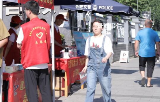 高考第二天 考生井然有序進(jìn)入考場