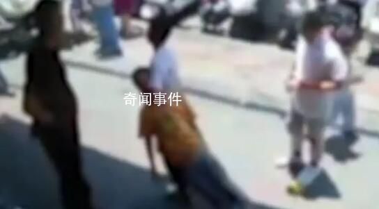 男孩遭同學(xué)緊勒脖拖行,警方:嬉鬧