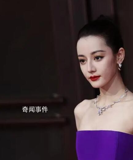 迪麗熱巴紅毯趕蚊子 網友直呼真是太可愛了