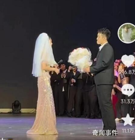 主持畢業晚會時被求婚是什么體驗 女朋友既開心又意外