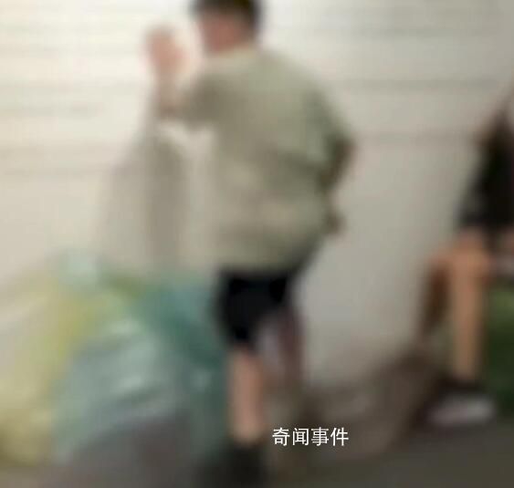 畢業(yè)生美術(shù)展遭熊孩子踩踏 這些觀展禮儀你都知道嗎