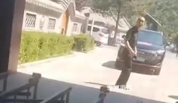 董事長開車進金山嶺長城被拒強拆大門 稱：管到我頭上了?