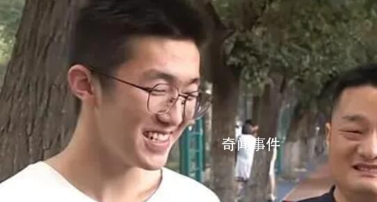 690分學霸采訪中接到清華電話 父子二人瞬間笑成一朵花