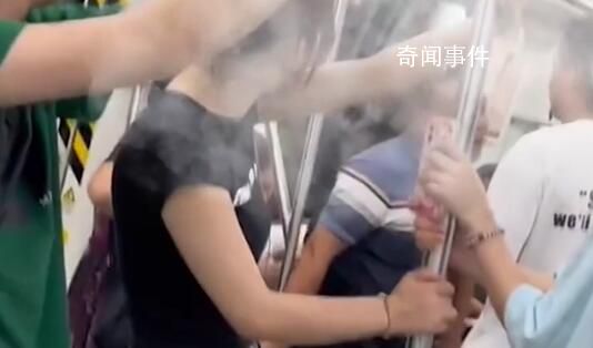 男子帶娃乘車被擠強(qiáng)坐女乘客腿上 周圍乘客看到后紛紛勸阻