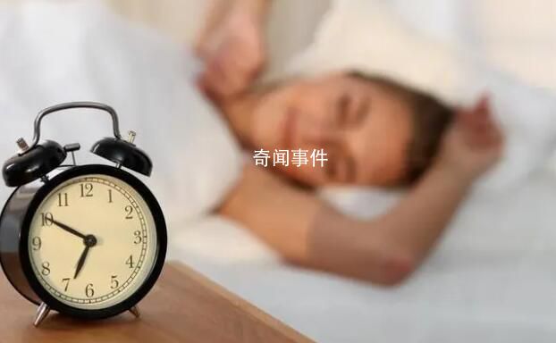 喜歡睡覺的時候把手舉過頭頂 有著一些有趣的原因和潛在的益處
