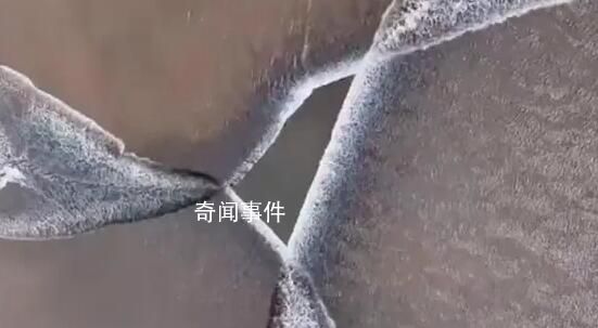 錢塘江出現(xiàn)罕見三叉潮 這是大自然的鬼斧神工