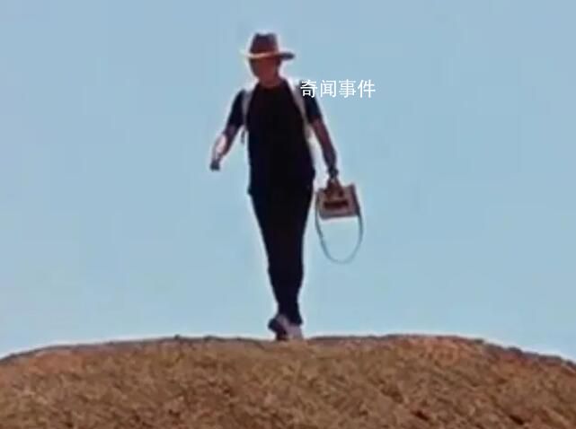 游客翻越護欄踩踏丹霞地貌 目前相關(guān)部門已經(jīng)介入調(diào)查
