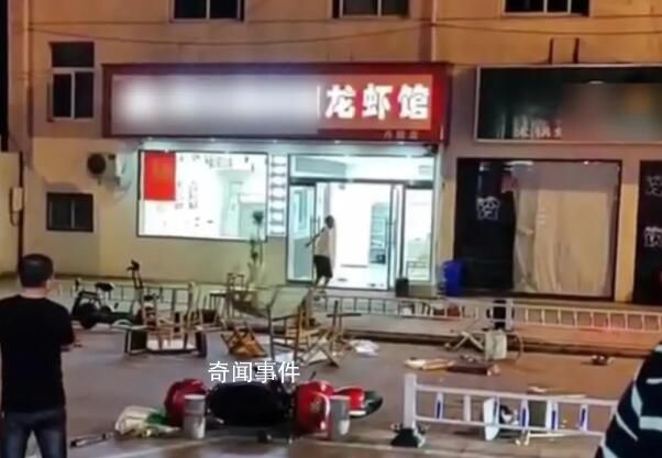 江蘇鎮江一龍蝦店老板深夜崩潰砸店 賺的錢還不夠交房租