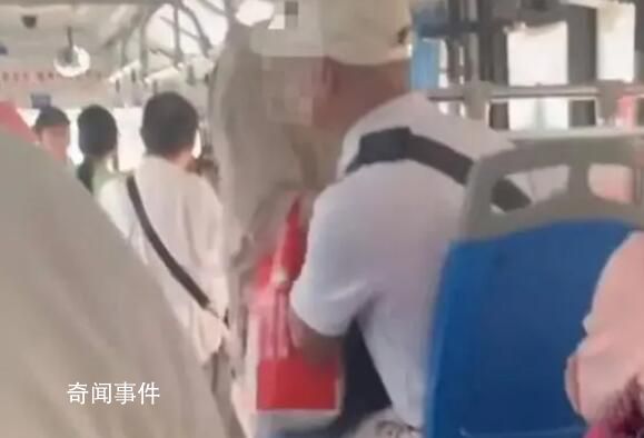 遭辱罵cos女孩希望大爺給父母道歉 引發了網友熱議