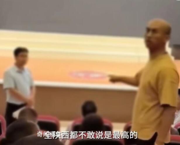 孩子只考8分 家長怒懟校方