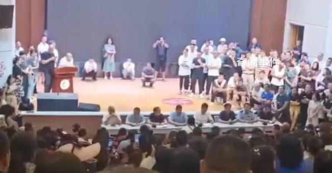 單科8分涉事學校違規收取兩千余萬 背后真相令人震驚