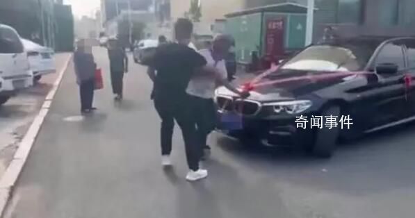 老人攔婚車要錢被強(qiáng)制抱離 10塊嫌少不離開
