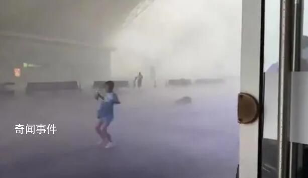 火車站多名乘客被狂風暴雨吹倒 現場一片混亂