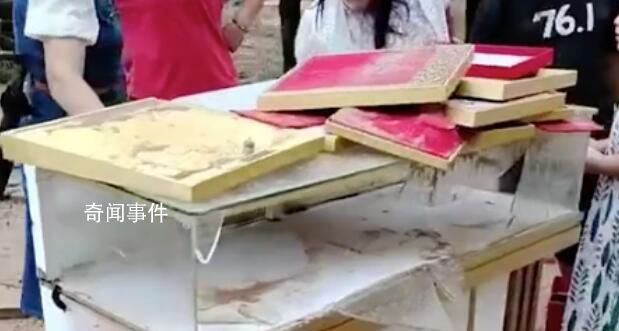 泉州店主稱珠寶都被積水沖走了 找珠寶時(shí)險(xiǎn)些被沖走