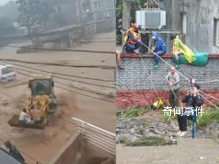 暴雨中男子開鏟車逆流救三人 并運至安全地帶