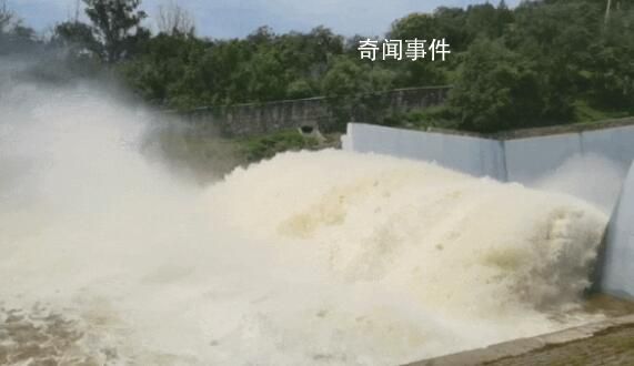 現(xiàn)場:北京十三陵水庫提閘泄洪