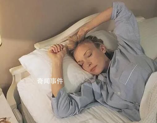 專家稱投降式睡姿弊大于利 引發了眾多網友的熱議