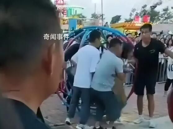 大連一游樂設備運行中突然繩索斷裂 這一幕嚇壞了地面上的許多游客