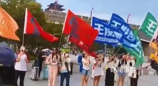 TFBOYS演唱會(huì)場(chǎng)館外圍已人山人海 本次實(shí)名入場(chǎng)人票證三者需一致