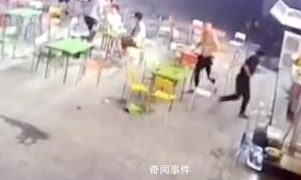 燒烤店主大喊屋內(nèi)客人出來避險(xiǎn) 地下轟隆隆響天上閃白光