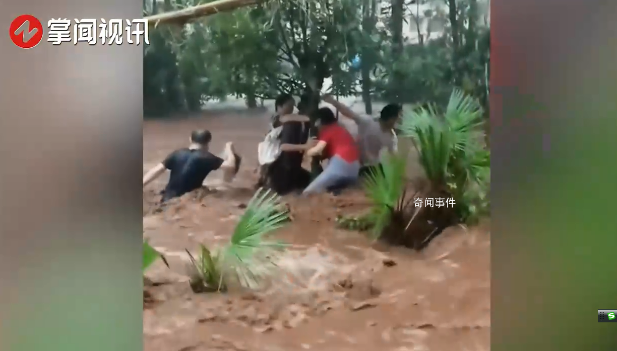 重慶景區突發山洪 游客水中抱樹避險