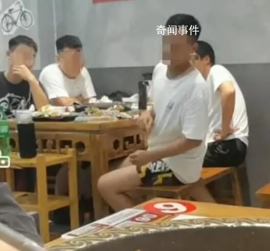 女子回應(yīng)潑鄰桌男飲料 店家：男子被潑后笑嘻嘻