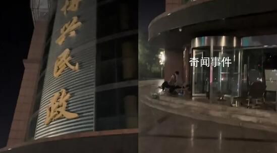 情侶七夕熬夜排隊5小時領證2分鐘 失去了早來排隊的優(yōu)越感
