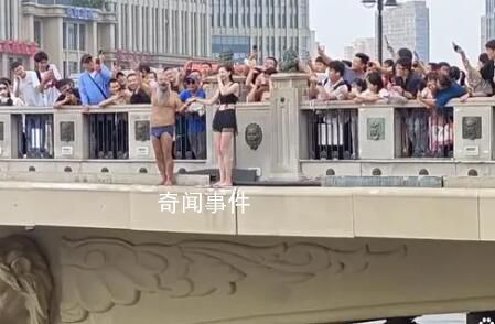 俄羅斯美女加入天津大爺跳水隊伍 吸引了越來越多的網(wǎng)友關(guān)注和點贊