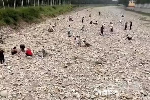 洪水過后出現碎金 村民河道撈金