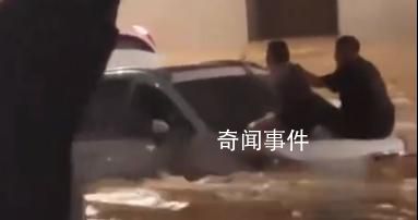 2人被困急流大喊不要冒險營救 積水已到大腿且水流很急